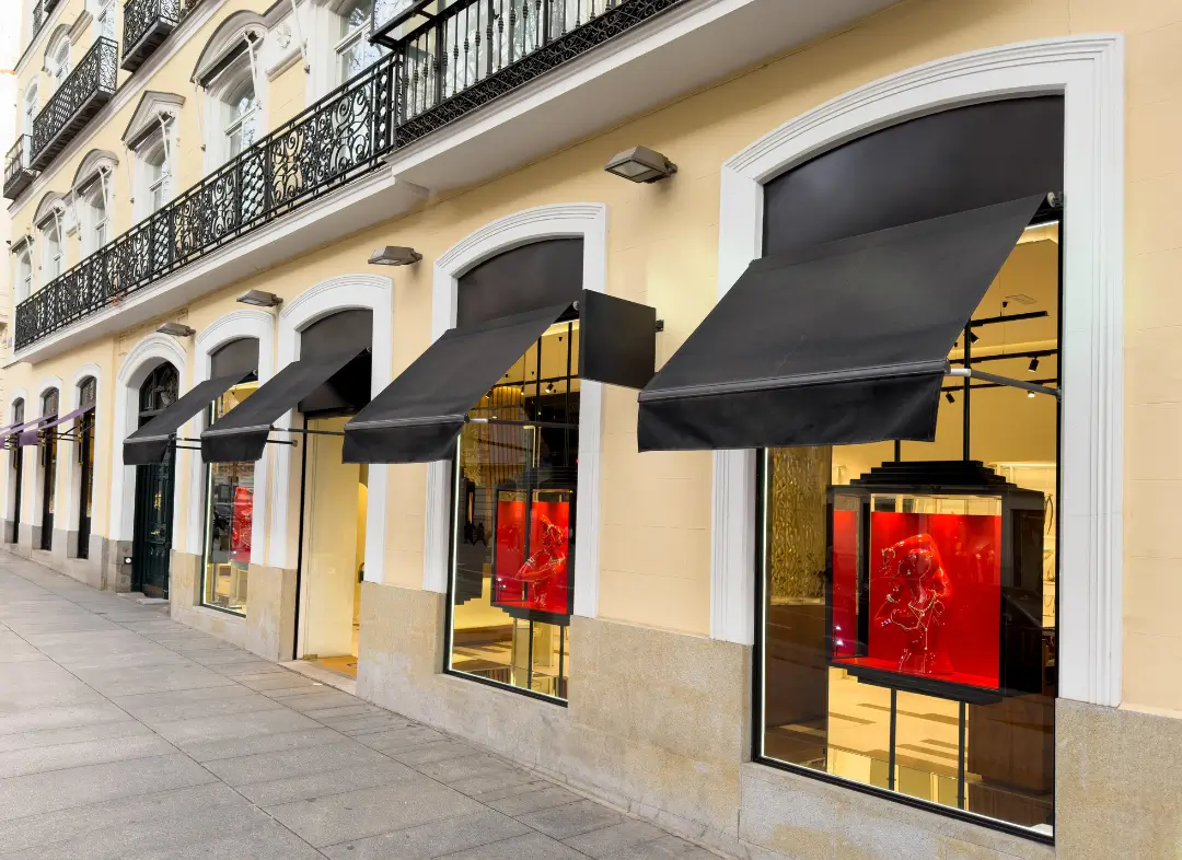 Façade vitrine de magasin en aluminium sur mesure à Beaucaire